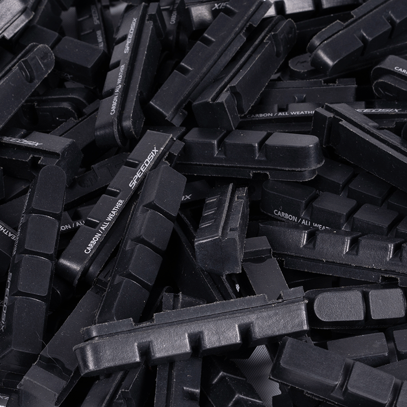 Detalle de múltiples zapatas de freno para bicicletas, diseñadas para todo tipo de clima, optimizadas para rines de carbono.